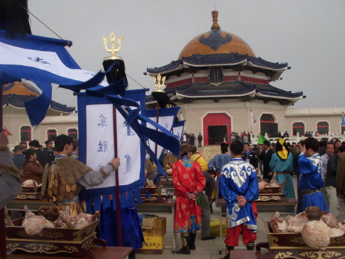蒙古族传统节日一览--祭成陵是蒙古族传统的节日祭祀。每年农历三月二十、五月十五、九月十二和十月初三举行。
