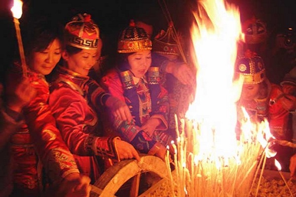 蒙古族传统节日一览--点灯节蒙古族称之为"祖乐"，又叫祖鲁节，节期在农历十月二十五日，是一种小规模的宗教节日。
