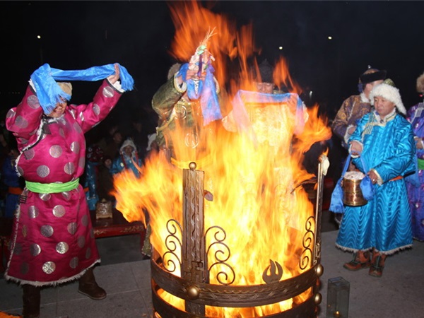 蒙古族传统节日一览--历腊月23日，是蒙古族祭祀火神的祭火节，又称“过小年”，也是蒙古族的传统节日之一。也有些地区不在23日祭火。
