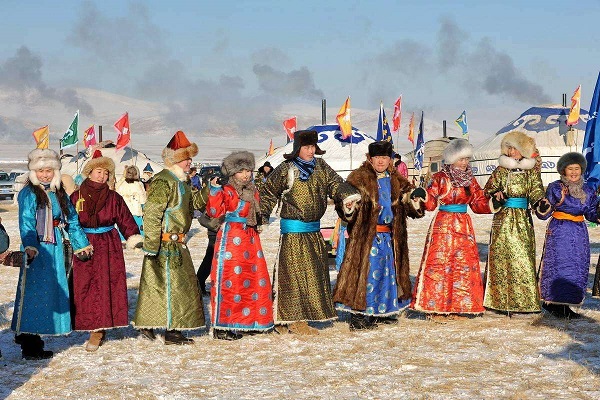 蒙古族传统节日一览--蒙古族过春节，分“送旧”和“迎新”。送旧是腊月二十三日，搞清洁卫生。腊月二十三日以后，蒙古族就准备迎春节。