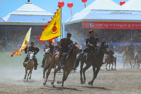 蒙古族传统节日一览--“那达慕”大会，每年都在七八月间牧业丰收的黄金季节举行。