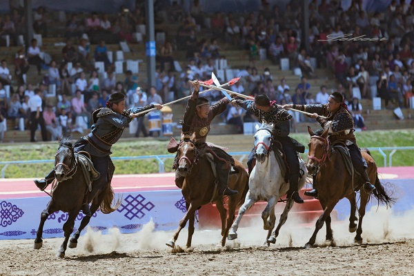 蒙古族传统节日一览--“那达慕”大会一般为期七天，大会内容丰富多彩，但最吸引人的仍是传统的“男儿三艺”。即：骑马、射箭、摔跤的比赛。