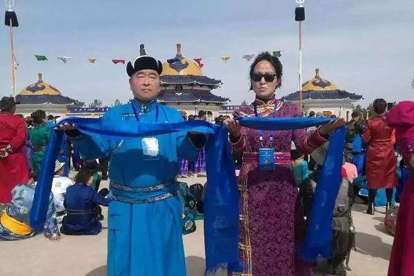 蒙古族隆重的礼仪习俗“献哈达”--哈达的​来历​:哈达（蒙古语：хадаг，宗卡语：དར།，汉语拼音：hǎ dá）是蒙古族人民作为礼仪用的丝织品，是社交活动中的必备品。