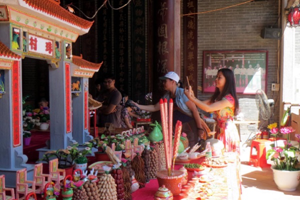 中国民间传统节日--七夕节（中国情人节）：七姐诞，又称七娘会、七娘妈诞等。七姐（织女星）是编织云彩、纺织业者，是情侣、妇女、儿童的保护神，七月七日是佢诞辰。