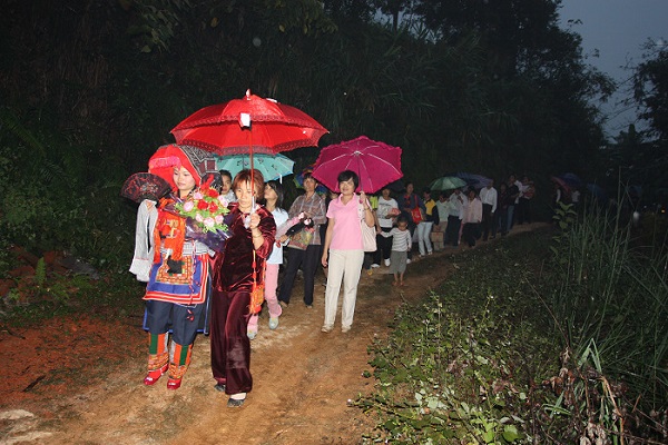 神秘而古老的瑶族婚礼习俗--流传在瑶族聚居的广西巴马瑶族自治县和都安瑶族自治县的瑶族定亲俗仪，是瑶族在说亲时专门用来表达婚礼事宜的一种习俗。