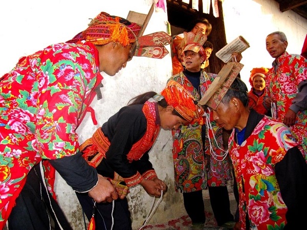 金秀盘瑶族的婚礼特点及流程--在广西金秀瑶族自治县，施行度戒（即成人礼）之后的男子才有资格结婚。图为度戒拜师图